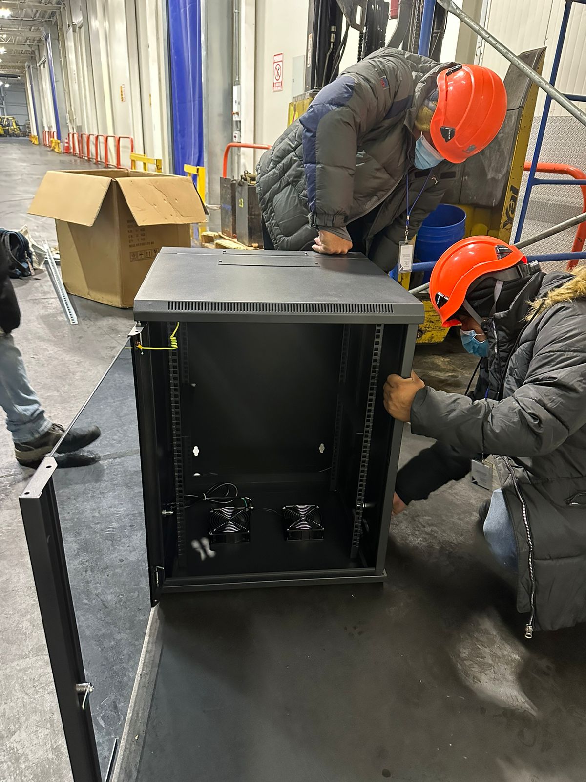Tecnicos de Ovnicom trabajando en un sistemas especiales de una galera de Cuarto Frio a menos de 18 grados.